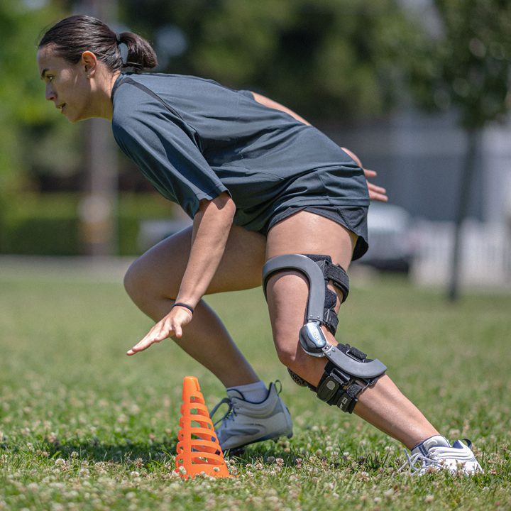 Athlete wearing an Enovis knee brace